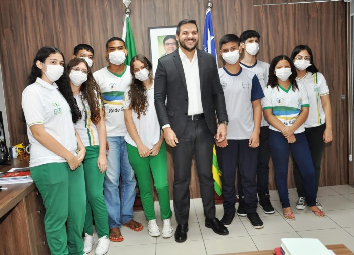 Washington Bandeira recebe alunos com nota máxima na 1ª fase do Torneio de Matemática das escolas estaduais