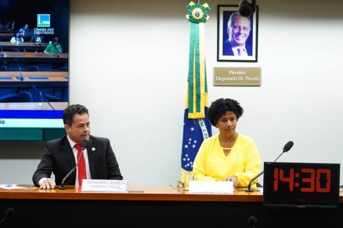 Rodrigo Almeida, do Ministério da Saúde, e a deputada Silvia Cristina - (Foto: Pablo Valadares / Câmara dos Deputados)