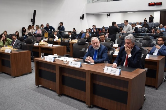 Projetos na pauta desta quarta-feira dispõem sobre concurso, tributos e outros temas