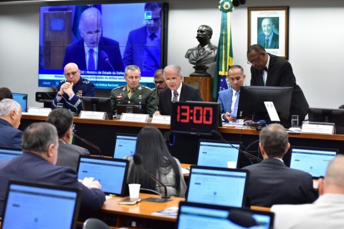 José Múcio (C) pediu mais previsibilidade de recursos para as Forças Armadas - (Foto: Zeca Ribeiro / Câmara dos Deputados)