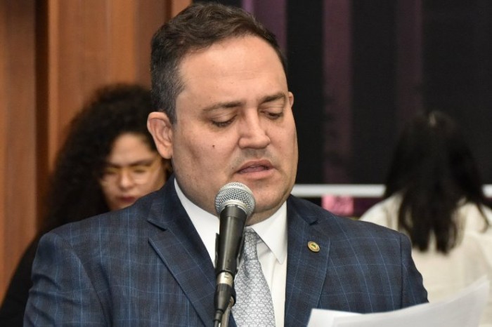 Marcio Fernandes pede explicações a UEMS sobre cotas para travestis e transexuais