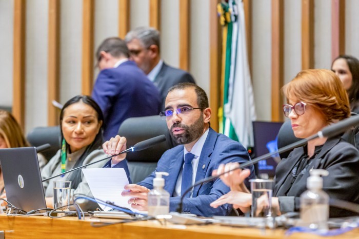 No lançamento da Frente Parlamentar em Defesa dos Conselhos Tutelares, participantes clamam pela proteção às crianças