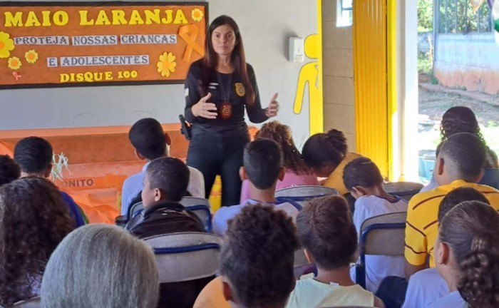 Delegada Melicia durante palestra a alunos de escola em Arraias - Foto: Segurança Pública/Governo do Tocantins