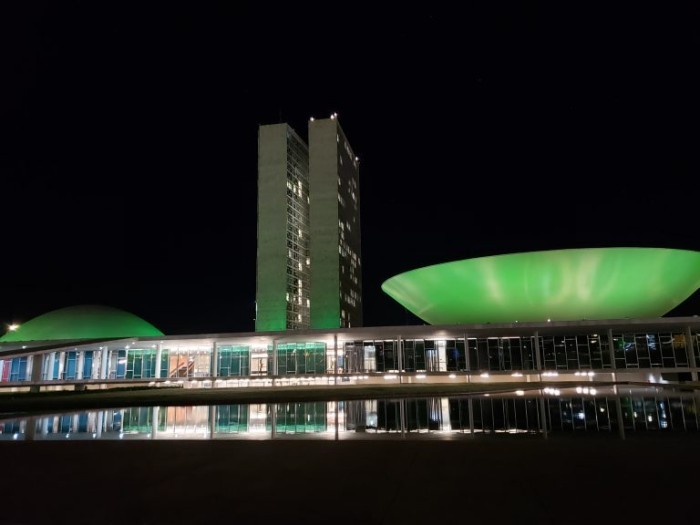 Cúpulas do Senado (E) e da Câmara dos Deputados (D) estão iluminadas de verde - (Foto: Pierre Triboli/Câmara dos Deputados)