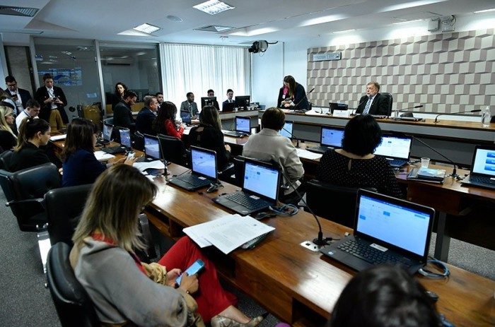 Fornecimento de material escolar deve ser obrigatório, aprova CE