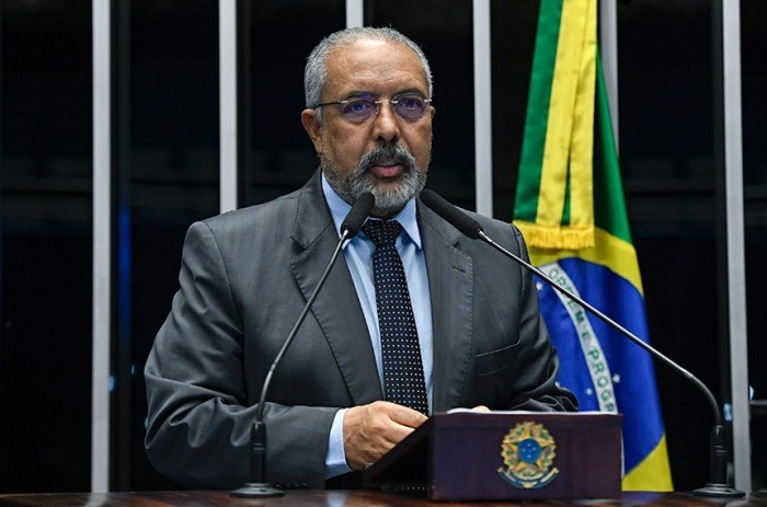 Paim destaca aumento da população que vive na rua e pede políticas de inclusão