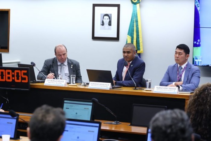 O deputado Murillo Gouvea (E) defendeu a aprovação do projeto de lei - (Foto: Vinicius Loures/Câmara dos Deputados)