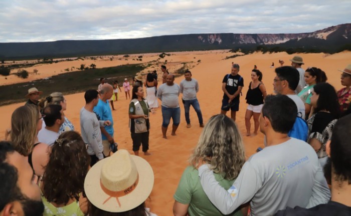 Rejane Nunes, supervisora da APA Jalapão, explica aspectos naturais sobre a formação das Dunas - Foto: Washington Luiz/Governo do Tocantins