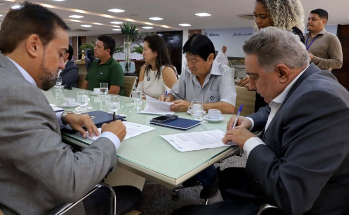Governador em exercício do Estado do Tocantins, Laurez Moreira, recebeu os empresários David Valtuille e Yahushi Taji para cerimônia de assinatura de contratos de benefícios fiscais ofertados pelo programa Pró-Indústria - Foto: Fred Borges/Governo do Toca