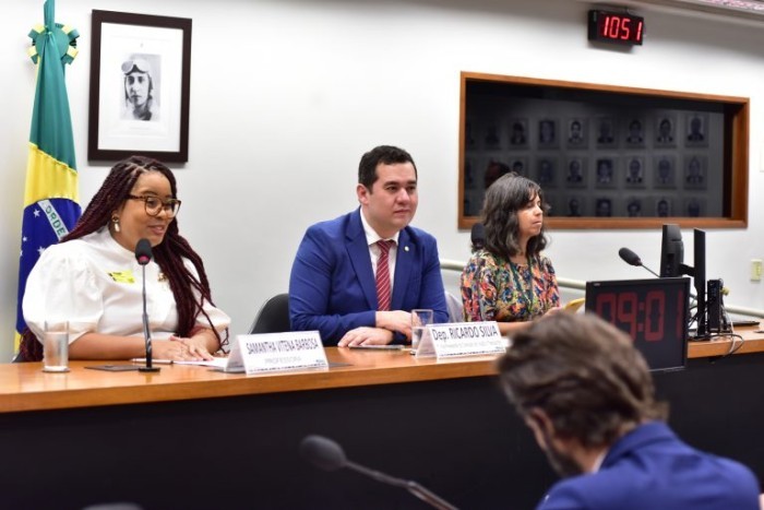 Samantha (E), ao lado do deputado Ricardo Silva, durante a audiência - (Foto: Zeca Ribeiro/Câmara dos Deputados)