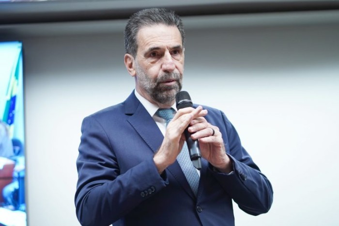 Diretor-geral de Itaipu, Enio Verri: negociação com o Paraguai é delicada - (Foto: Pablo Valadares / Câmara dos Deputados)