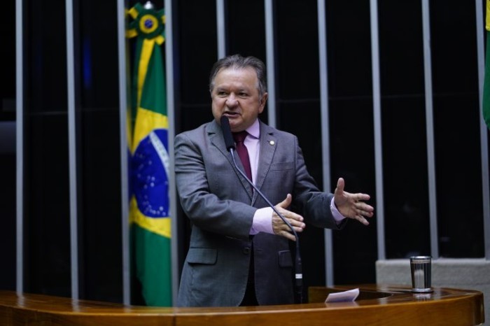 Merlong Solano recomendou a aprovação da proposta - (Foto: Pablo Valadares/Câmara dos Deputados)