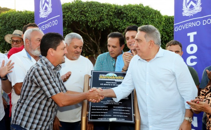 O governador em exercício do Estado do Tocantins, Laurez Moreira, cumprimenta o prefeito de Barrolândia, Adriano José Ribeiro, durante inauguração de obra - Foto: Esequias Araújo/Governo do Tocantins