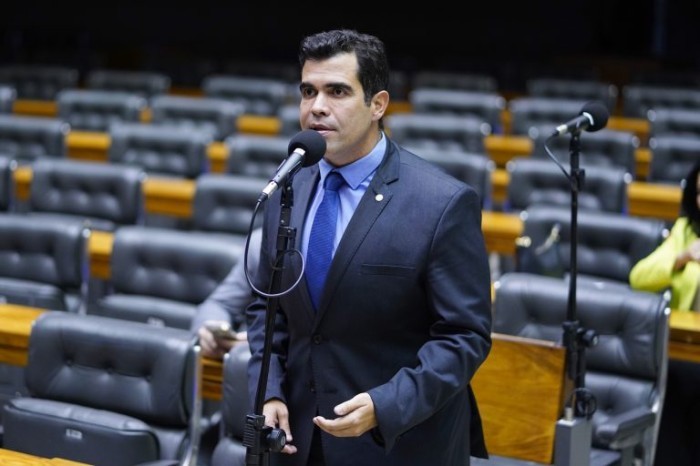 Ayres: “Estudos mostram que a saúde está diretamente ligada ao desempenho escolar” - (Foto: Pablo Valadares / Câmara dos Deputados)