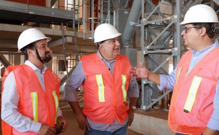 Durante a visita, Laurez Moreira foi acompanhado pelo secretário de Indústria e Comércio (Sics), Carlos Humberto Lima, e pelo presidente do grupo Fazendão, Volney Aquino - Foto: Aldemar Ribeiro/Governo do Tocantins