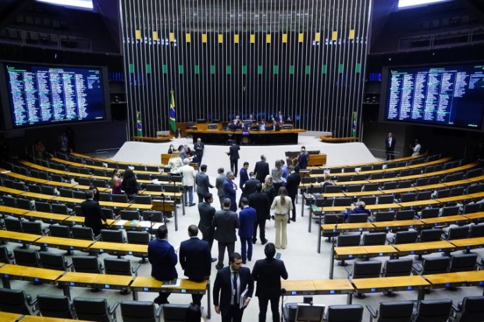 Deputados analisam propostas em Plenário - (Foto: Pablo Valadares/Câmara dos Deputados)