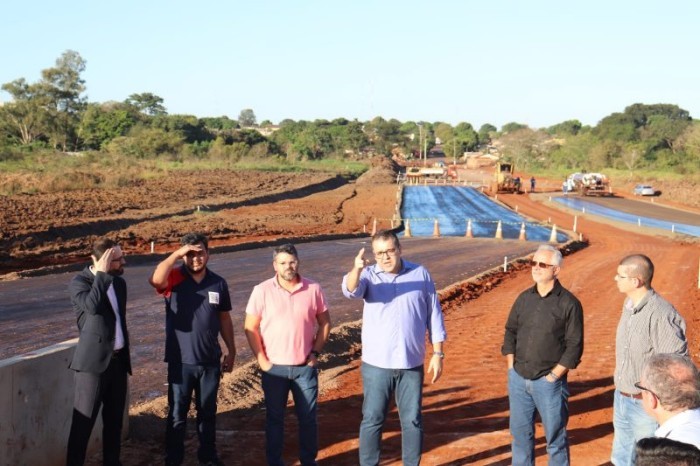 Prefeito Alan Guedes faz visita técnica na ponte do Vila Roma
