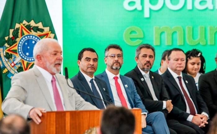 Governador Wanderlei Barbosa, ao lado do presidente Lula, durante o lançamento do Compromisso Nacional Criança Alfabetizada - Foto: Vinícius Santa Rosa/Governo do Tocantins