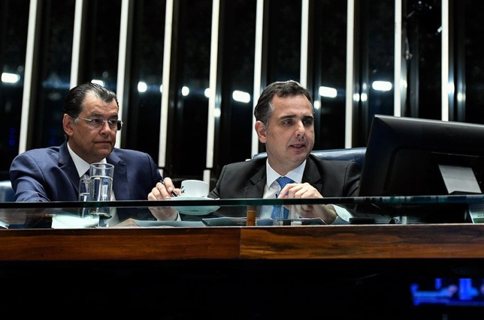 O presidente do Senado, Rodrigo Pacheco (à dir.), e Eduardo Braga, que presidiu a comissão mista que analisou a MP - Foto: Roque de Sá/Agência Senado