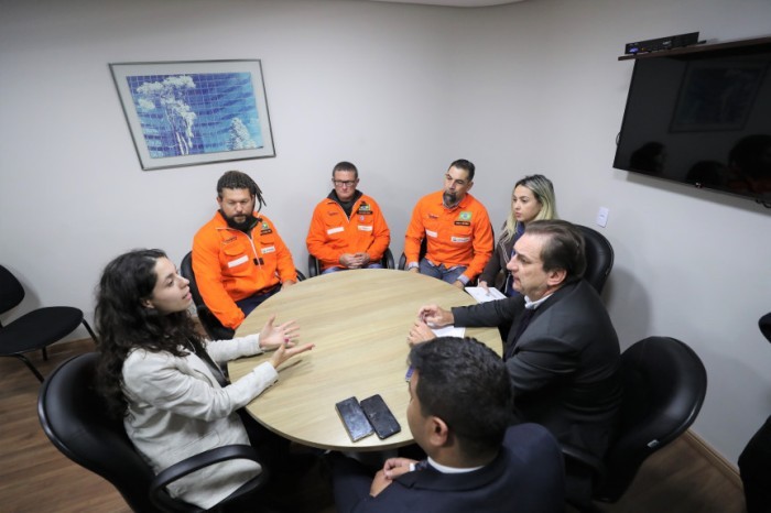 Representantes do Sindicato dos Petroleiros do Paraná e Santa Catarina (Sindipetro-PR/SC) e da Federação das Indústrias do Estado do Paraná (FIEP) reuniram-se com a parlamentar no final da tarde desta terça-feira (13). / Créditos: Valdir Amaral/Alep