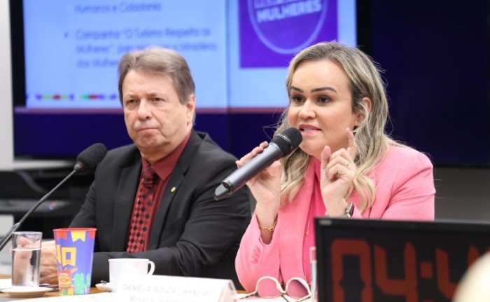 Bibo Nunes e Daniela Carneiro, durante audiência pública da Comissão de Turismo - (Foto: Billy Boss/Câmara dos Deputados)