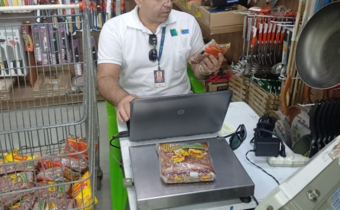 Equipe técnica da Agência de Metrologia faz operação em comércio para verificar produtos típicos juninos que já são pré-embalados - Foto: Brenda Ramos/Governo do Tocantins