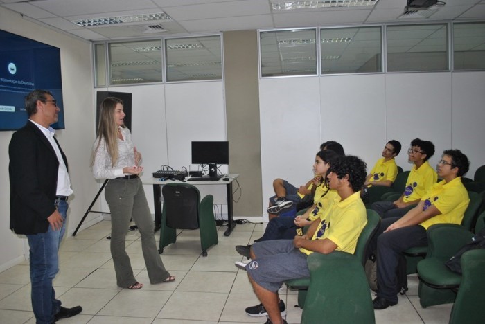 Estudantes do Instituto Ponte visitam o Prodest