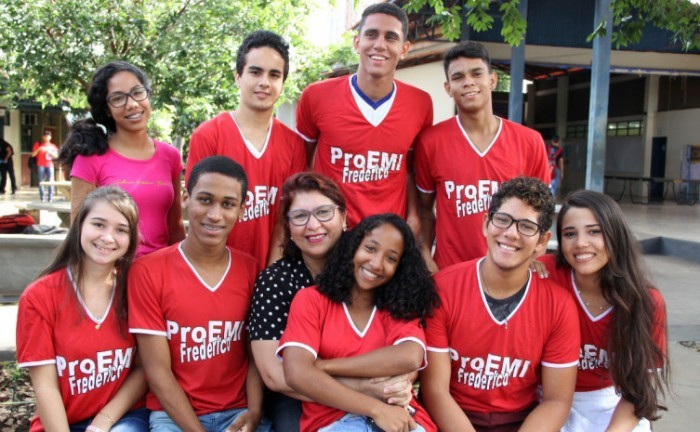 Professora Fauzia Roges Jordy com seus alunos demonstrando seu comprometimento com a educação e seu empenho em garantir uma formação de qualidade - Foto: Divulgação
