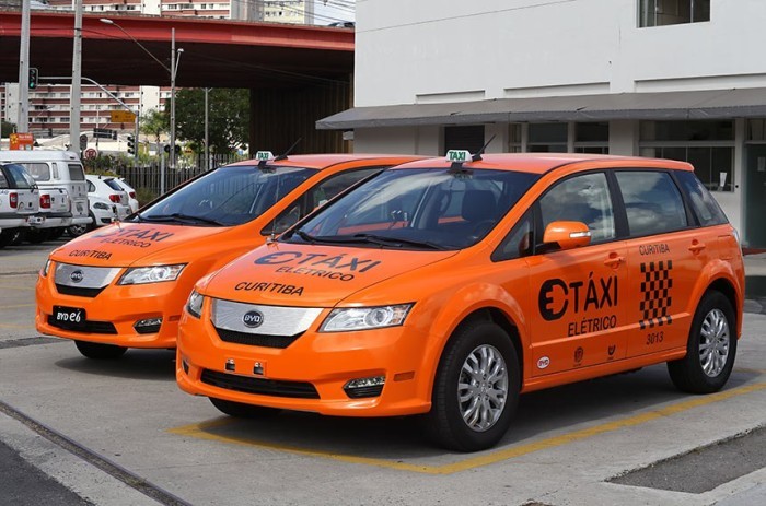 Táxis elétricos testados em Curitiba: eletromobilidade ainda enfrenta desafios no Brasil