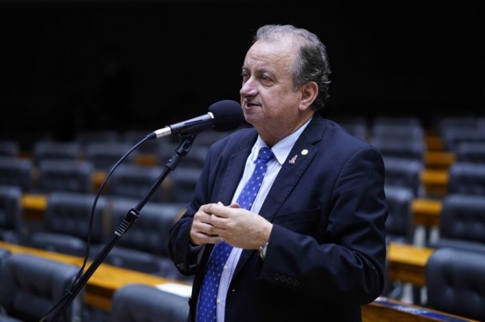 O relator, deputado Miguel Lombardi, recomendou mudanças no texto original - (Foto: Pablo Valadares / Câmara dos Deputados)