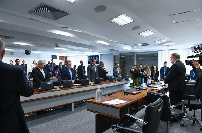 Antes da aprovação do projeto, os senadores fizeram um minuto de silêncio pelas vítimas do ataque no Paraná - Foto: Roque de Sá/Agência Senado