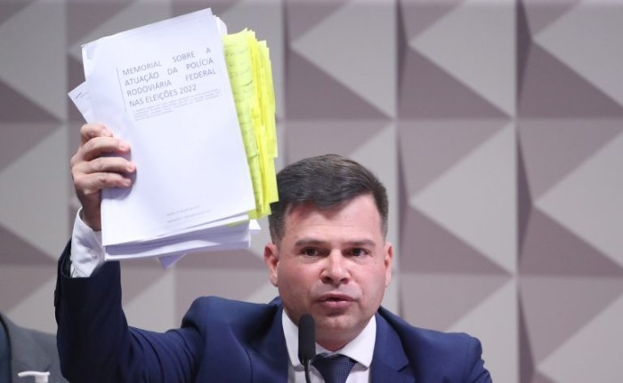 Silvinei Vasques mostra documentos que comprovariam sua inocência - (Foto: Bruno Spada / Câmara dos Deputados)