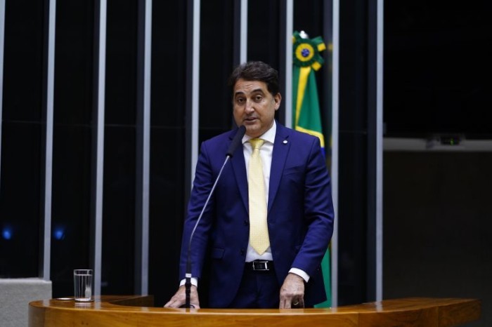 O relator da proposta, deputado Gilvan Maximo - (Foto: Pablo Valadares/Câmara dos Deputados)