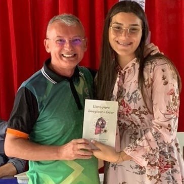 Escola Estadual Marechal Castelo Branco lança livro escrito por alunos e professores