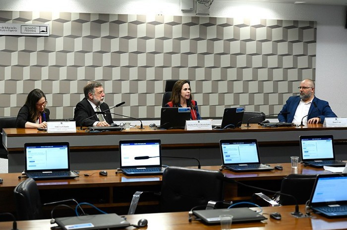 Senadores Flávio Arns e Dorinha Seabra (ao centro) entre convidados da audiência pública conjunta - Foto: Marcos Oliveira/Agência Senado