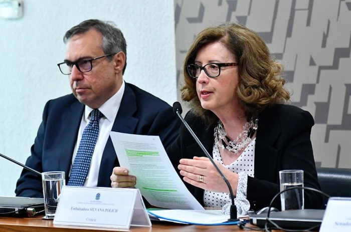 Silvana Polich (ao lado do diplomata Alexandre Parola) em sua sabatina na comissão, nesta quinta - Foto: Geraldo Magela/Agência Senado