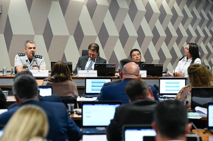 Naime fala ao lado do presidente da CPMI, deputado Arthur Maia, e dos senadores Magno Malta e Eliziane Gama - Foto: Jefferson Rudy/Agência Senado