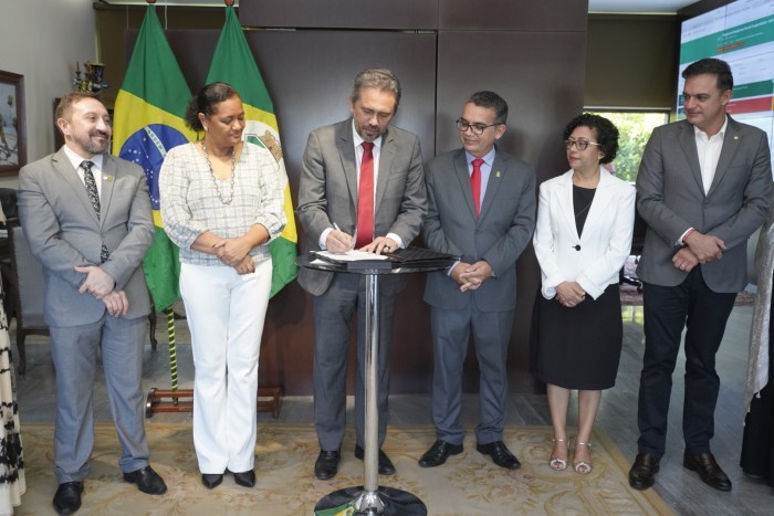 Universidade Regional do Cariri (Urca): professores Carlos Kleber e Socorro Vieira são nomeados como reitor e vice-reitora