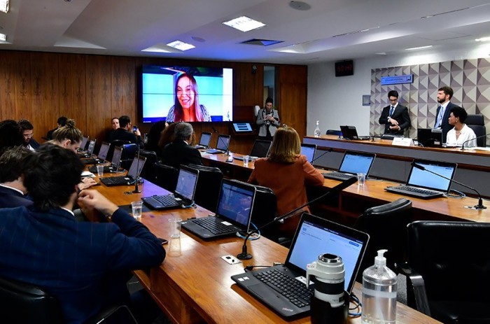 Mara Gabrilli (no telão) prometeu exercitar a escuta ativa das demandas das populações de refugiados e migrantes - Foto: Waldemir Barreto/Agência Senado
