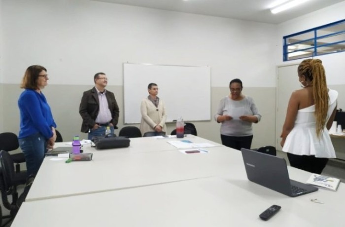 Aluna estrangeira finaliza mestrado na UEMS e desenvolve material didático para pais de adolescentes autistas