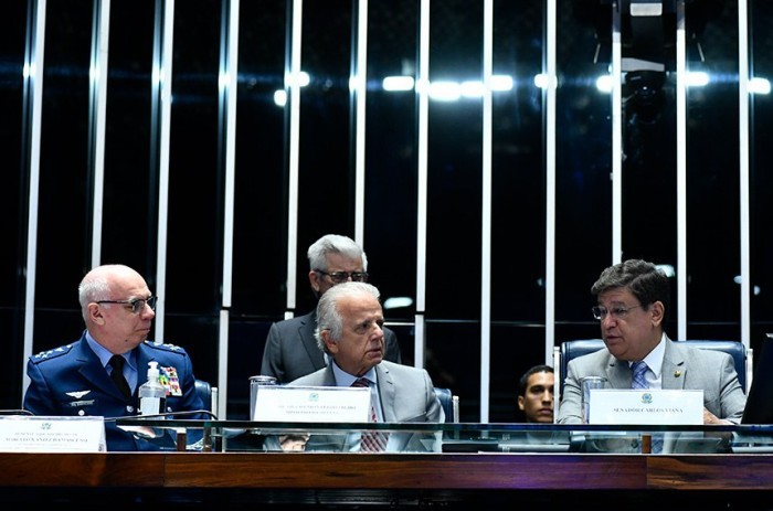 O senador Carlos Viana (à dir.) preside a sessão, ao lado do comandante da FAB, tenente-brigadeiro do ar Marcelo Kanitz Damasceno (à esq.), e o ministro da Defesa, José Mucio - Foto: Geraldo Magela/Agência Senado