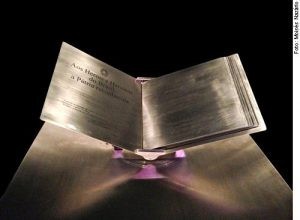 O Livro dos Heróis da Pátria fica na Praça dos Três Poderes, em Brasília - (Foto: Agência Senado)