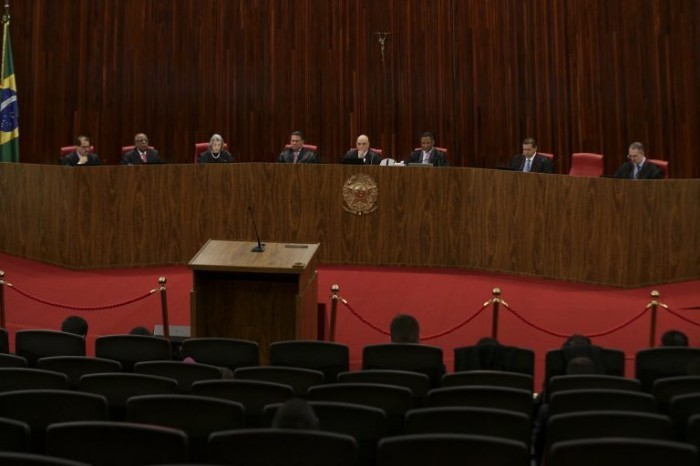 Ministros do TSE reunidos para votar ação contra Bolsonaro - (Foto: Marcelo Camargo/Agência Brasil)