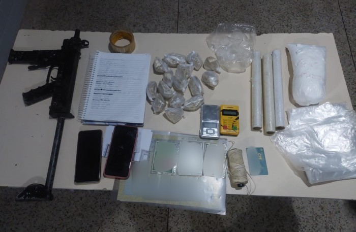 Em Bragança, PM apreende submetralhadora e realiza prisão por tráfico de drogas