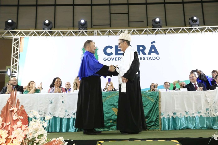 Em transmissão do cargo de reitor da Urca, governador Elmano reforça compromisso com o fortalecimento das universidades estaduais