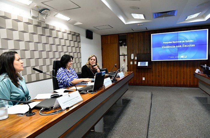 Damares comanda a reunião entre Isabela Campos e Elga Lopes - Foto: Geraldo Magela/Agência Senado