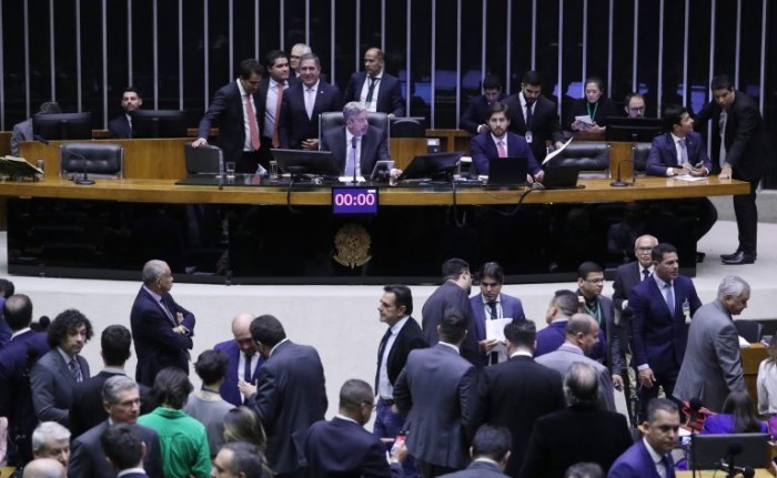Sessão do Plenário é encerrada após leitura de parecer sobre a reforma tributária; texto será votado nesta quinta
