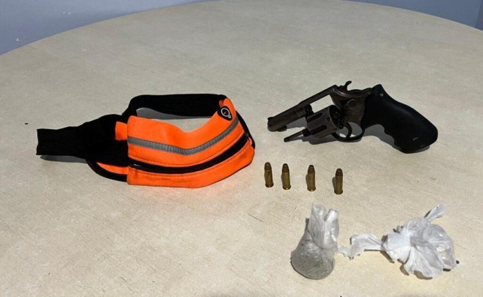 Na zona sul, PMAM prende homem com arma de fogo e drogas