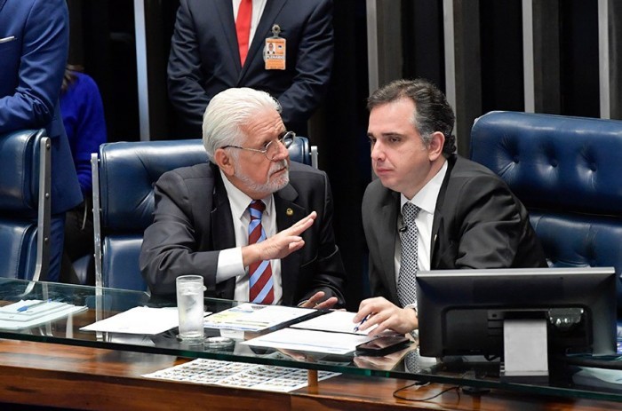 O líder do governo, Jaques Wagner, e Rodrigo Pacheco na sessão deliberativa desta quarta - Foto: Jonas Pereira/Agência Senado