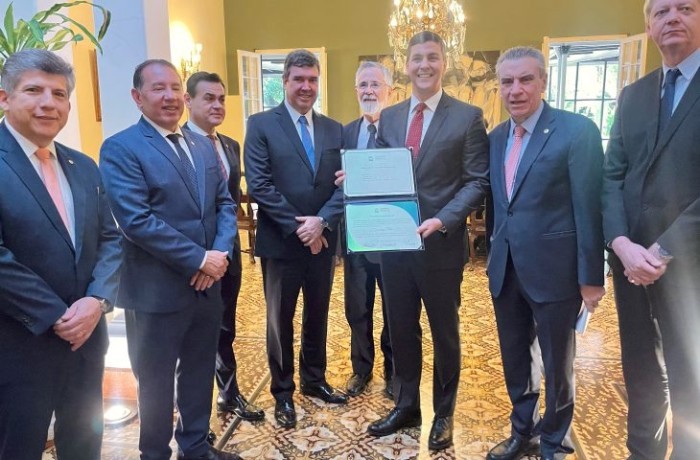 Com foco na rota bioceânica, governador discute parcerias econômicas com presidente eleito do Paraguai